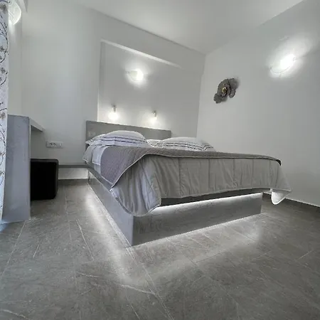 Petit Homme By Andreas *